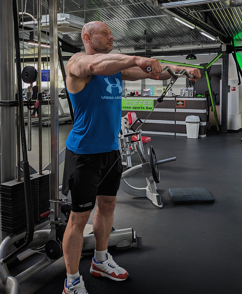 Силові тренування в тренажерному залі iGym